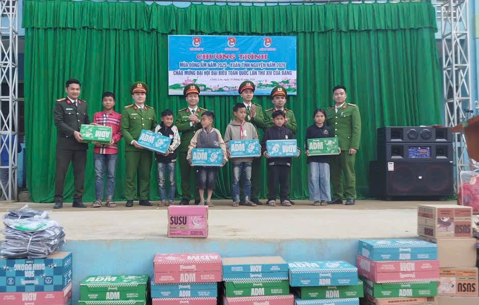 Đoàn thiện nguyện trao quà đến các em học sinh