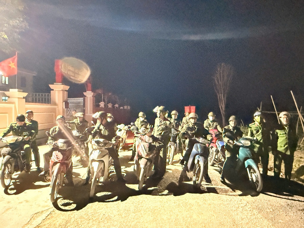 Công an xã tăng cường tuần tra vũ trang