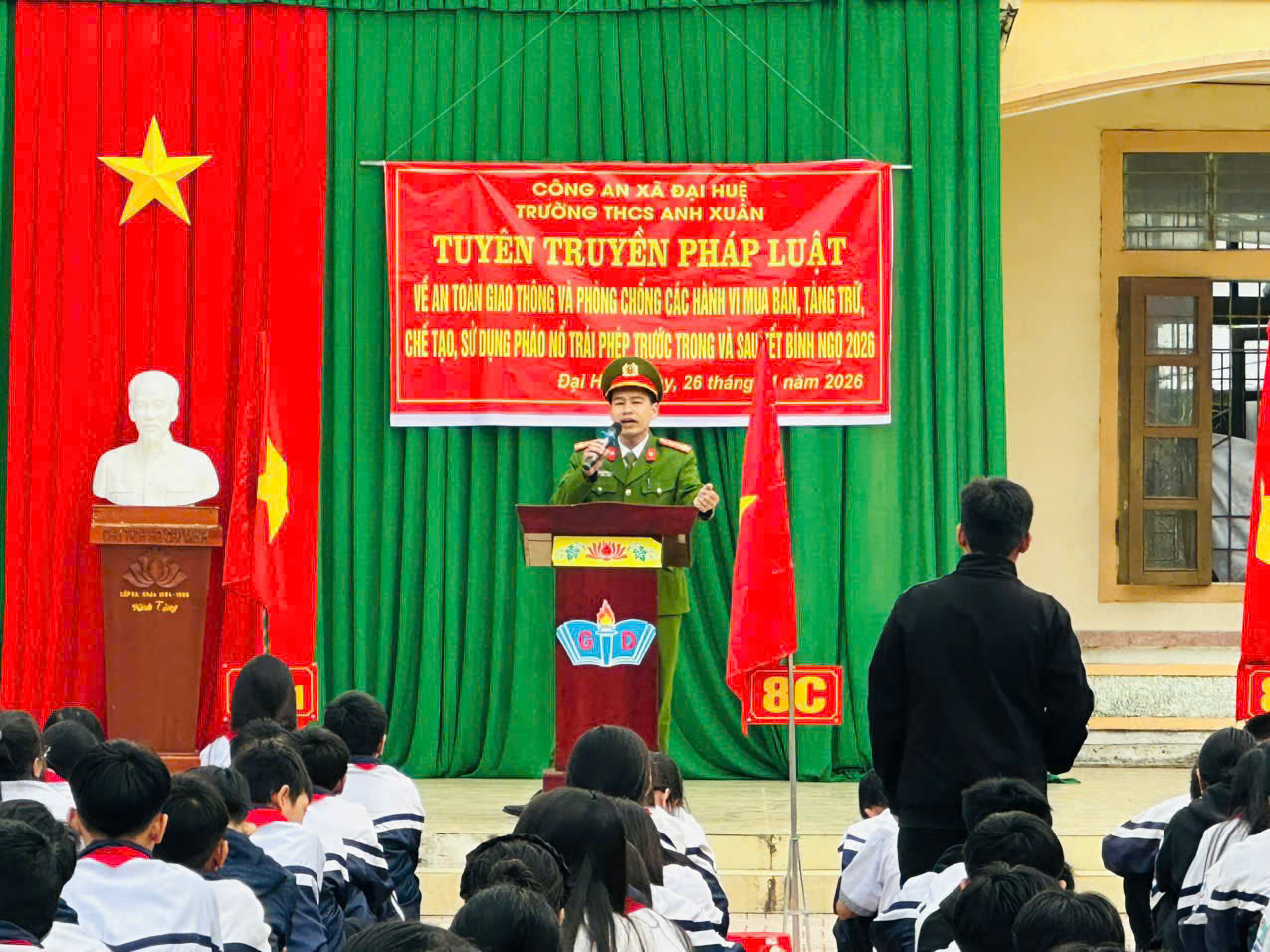 Công an xã Đại Huệ tuyên truyền pháp luật ATGT và phòng, chống pháo nổ