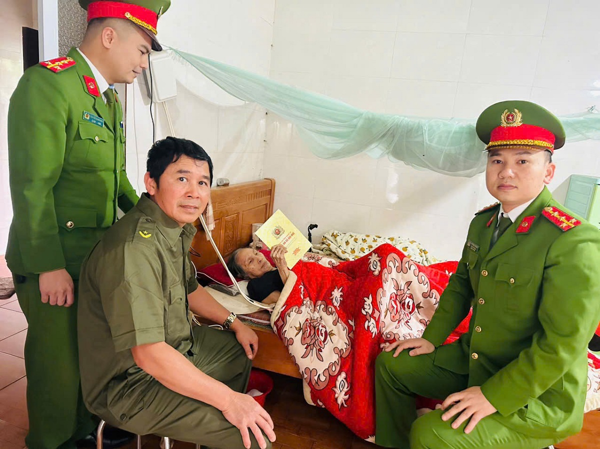 Công an xã Đại Huệ trao tặng quà cho hộ gia đình có hoàn cảnh đặc biệt khó khăn, hộ nghèo, người già neo đơn, tàn tật