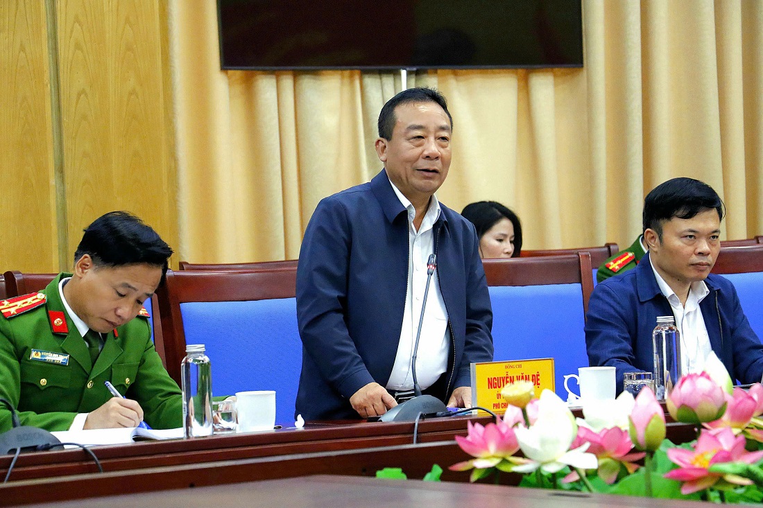 Đồng chí Nguyễn Văn Đệ - Ủy viên Ban Thường vụ Tỉnh ủy, Phó Chủ tịch UBND tỉnh Nghệ An phát biểu tại Hội nghị