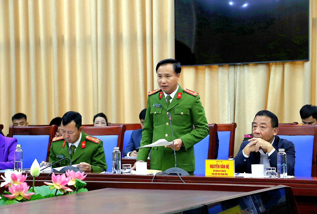 Đồng chí Đại tá Nguyễn Duy Thanh, Ủy viên Ban Thường vụ Đảng ủy, Phó Giám đốc Công an tỉnh phát biểu tại Hội nghị