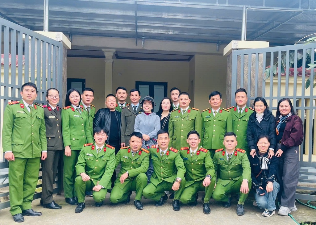 80 suất quà được Công an phường Vinh Lộc cùng nhà hảo tâm, doanh nghiệp trao tặng tới bà con bản Đình Hương, xã Tam Quang