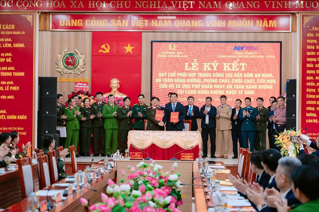 Đồng chí Đại tá Trần Ngọc Tuấn - Phó Giám đốc Công an tỉnh và ông Nguyễn Đức Hùng - Phó Tổng Giám đốc Tổng công ty Cảng hàng không Việt Nam ký kết quy chế phối hợp