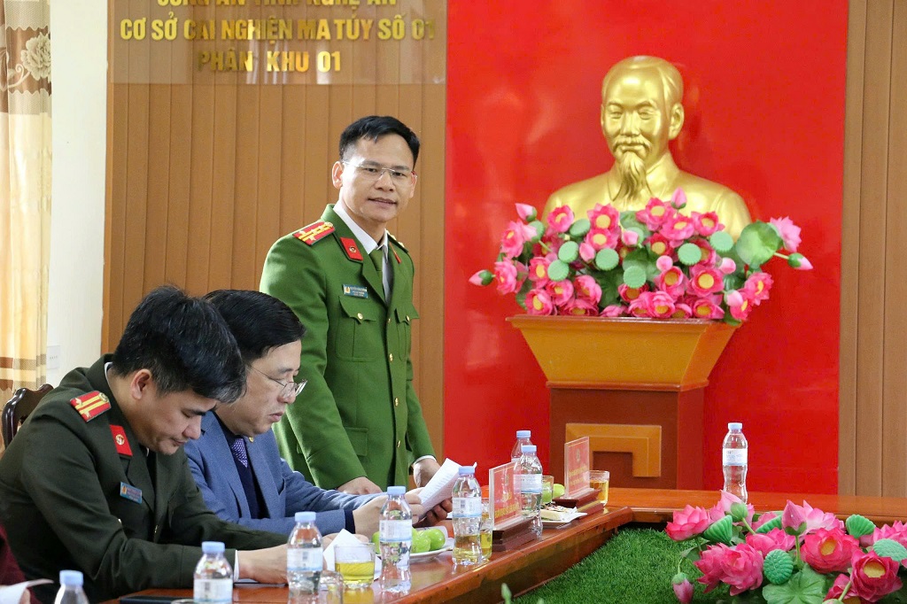 Đồng chí Đại tá Nguyễn Văn Cường - Phó Cục trưởng Cục Cảnh sát điều tra tội phạm về ma túy, Trưởng đoàn phát biểu chỉ đạo tại buổi làm việc