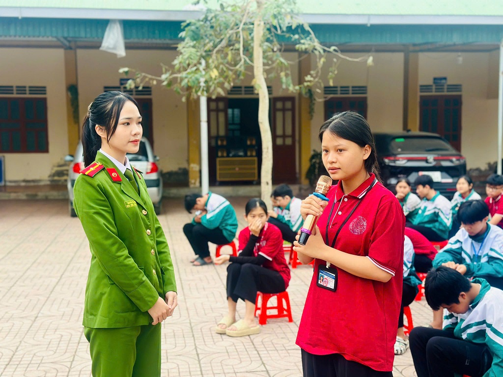 Học sinh hào hứng với những câu hỏi sát với thực tế của Công an xã Đại Đồng 