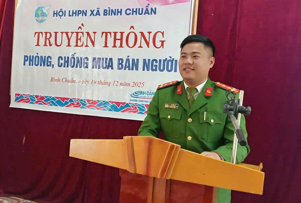 Cán bộ Công an xã hướng dẫn kỹ năng nhận diện và biện pháp phòng, chống tội phạm mua bán người