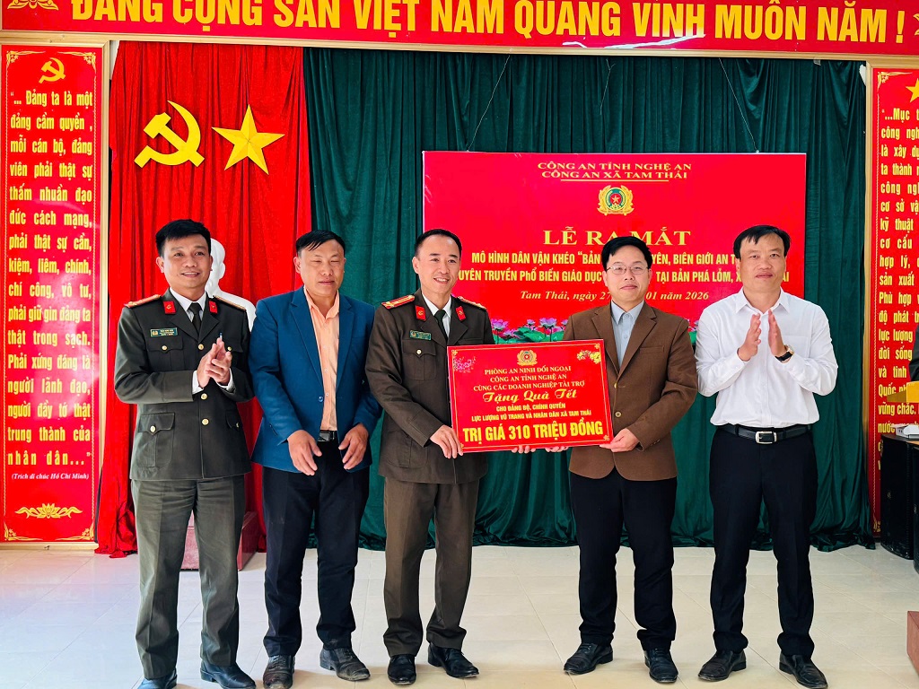 Trao biển tượng trưng tặng quà hỗ trợ hộ nghèo, cận nghèo