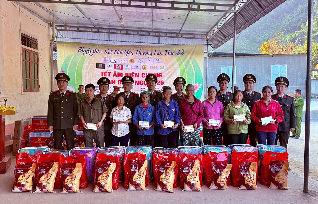 Tặng quà hộ nghèo, cận nghèo