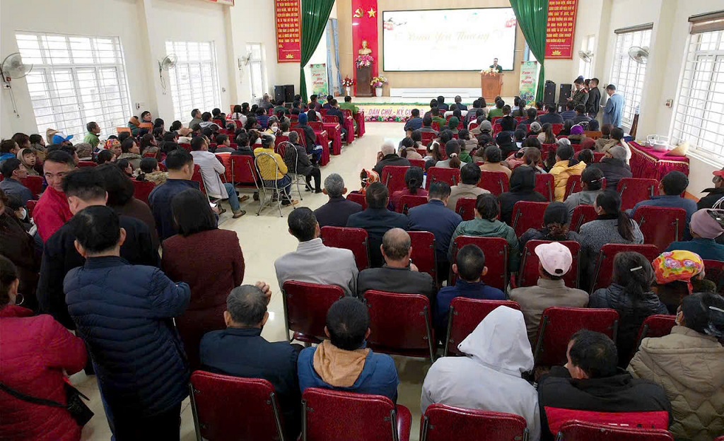 Toàn cảnh buổi trao quà     