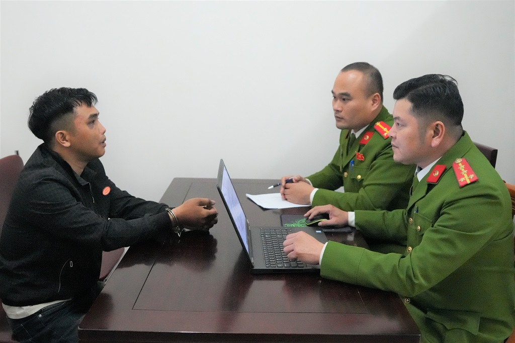 Đối tượng Hoàng Đình Khánh và Hà Đức Bảo cùng tang vật tại Cơ quan Công an