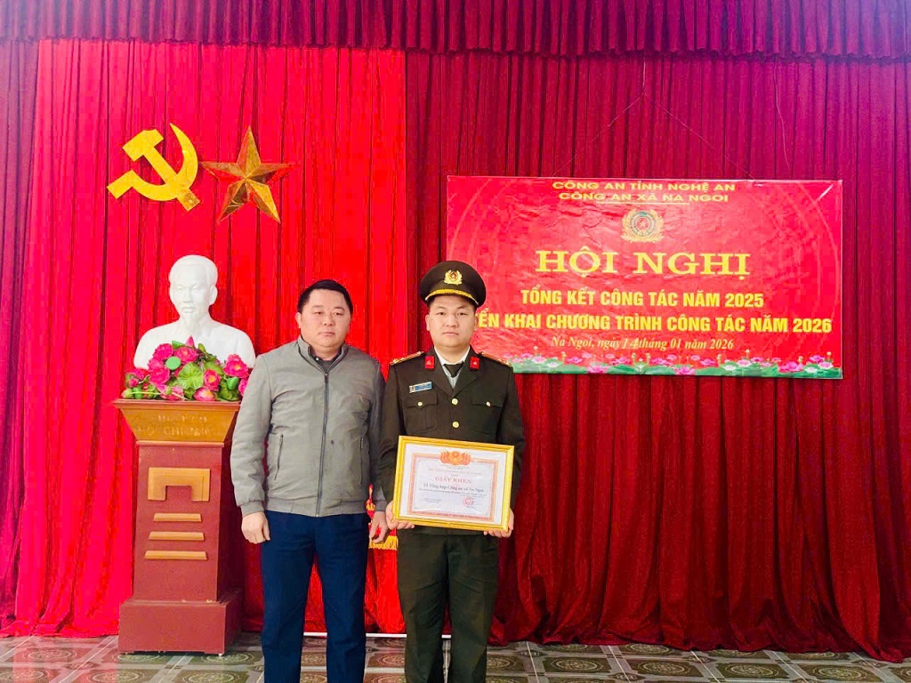 Đồng chí Mùa Bá Dênh - Phó Chủ tịch UBND xã Na Ngoi trao Giấy khen của Chủ tịch UBND xã tặng tập thể, cá nhân có thành tích xuất sắc 