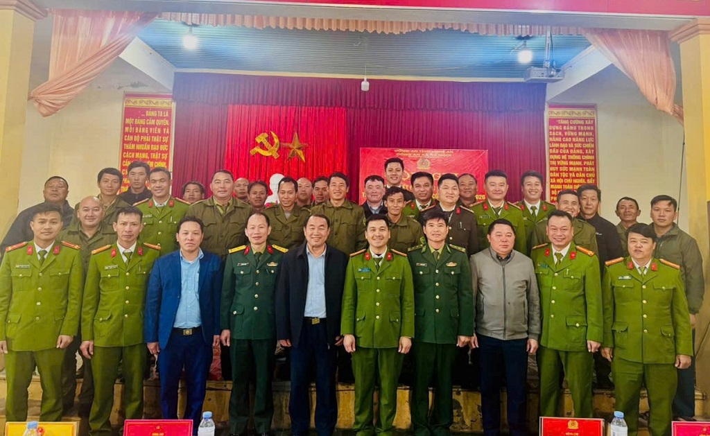 Đại biểu chụp ảnh lưu niệm