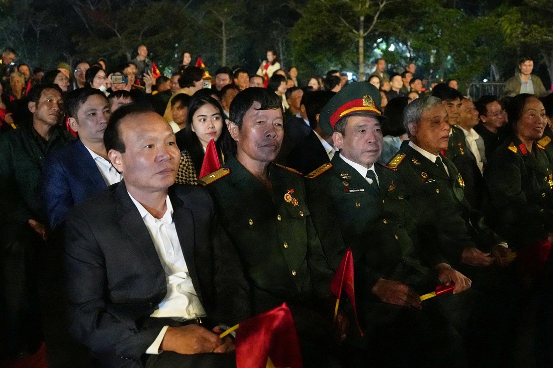 Đông đảo đại biểu và người dân tham dự cầu truyền hình tại điểm cầu Nghệ An