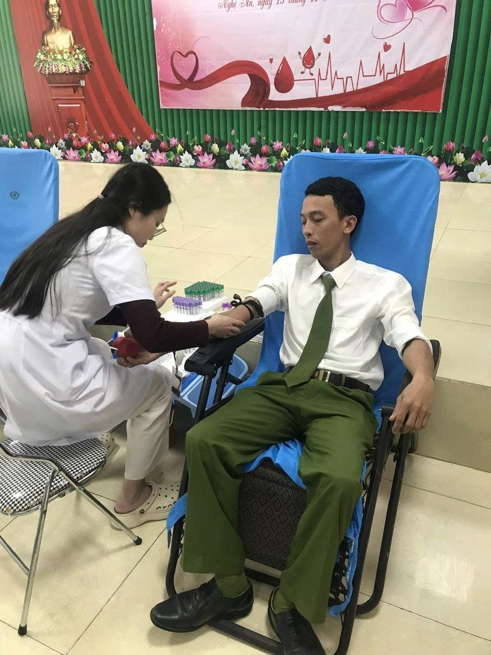 Trung tá Võ Công Đức và Đại úy Đặng Xuân Hoàng kịp thời hiến máu cứu người