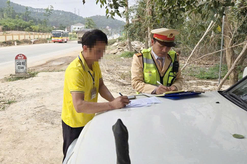 Lập biên bản xử phạt vi phạm hành chính đối với người sử dụng điện thoại di động khi đang lái xe thông qua camera ghi nhận hình ảnh 