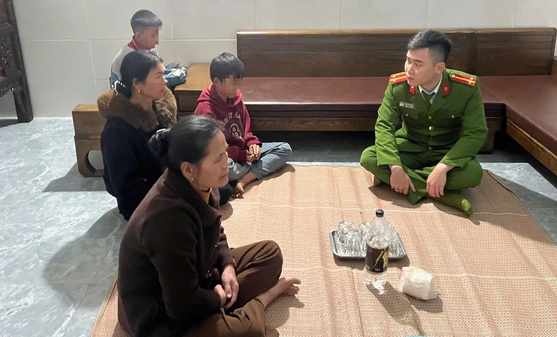 Công an xã hỗ trợ đưa 02 cháu về bàn giao cho gia đình
