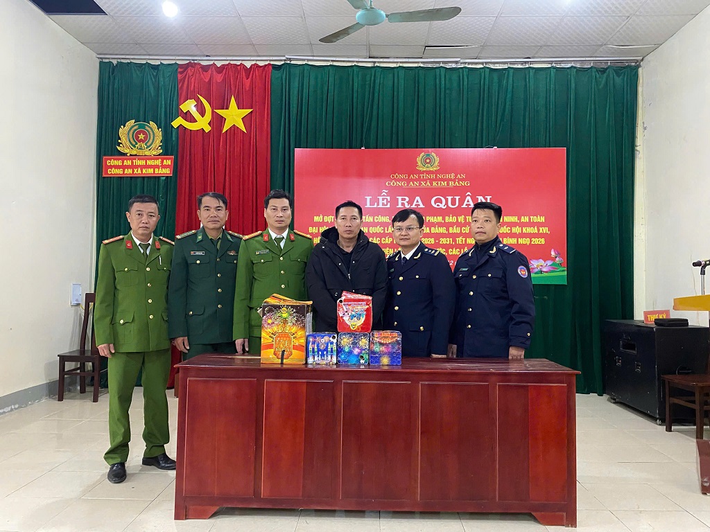 Công an xã Kim Bảng phối hợp với đơn vị nghiệp vụ và Đồn Biên phòng Cửa khẩu Thanh Thủy bắt giữ Nguyễn Văn Công, thu giữ 18kg pháo hoa nổ