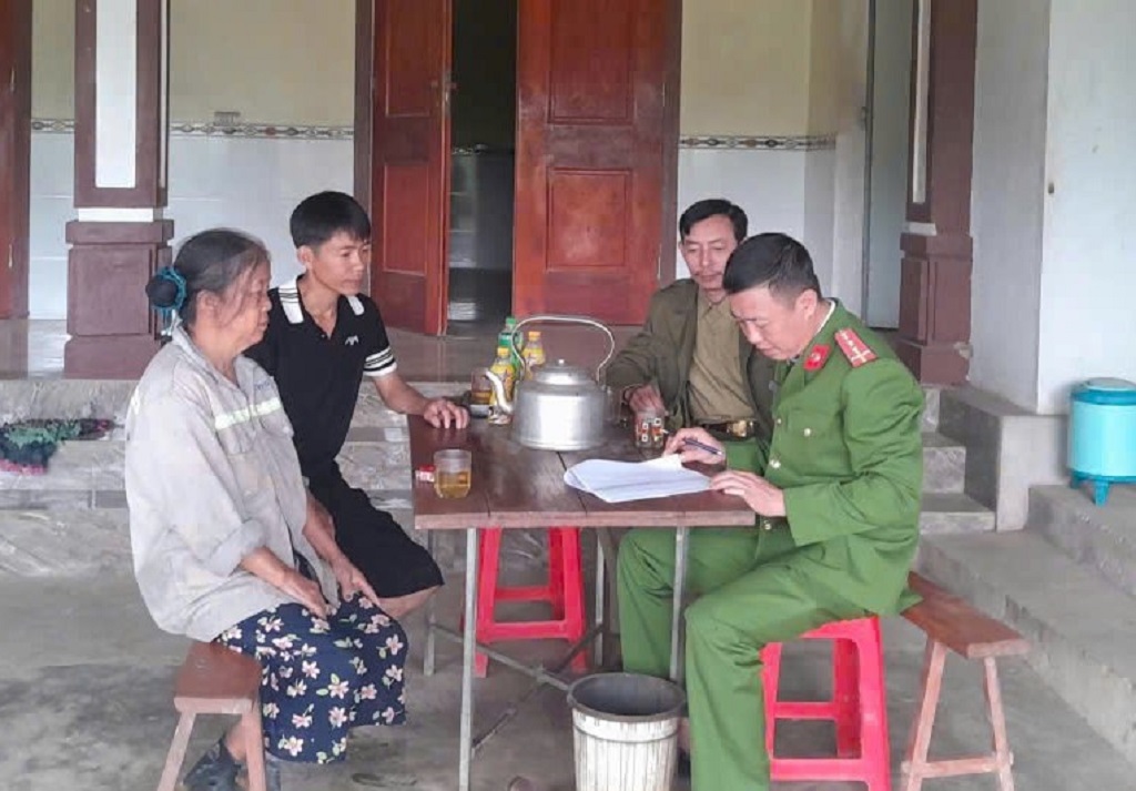  Công an xã Kim Bảng kiểm tra, rà soát cư trú 