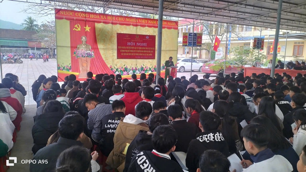 Công an xã Kim Bảng tuyên truyền với hình thức linh hoạt, giúp học sinh dễ tiếp thu, dễ ghi nhớ 