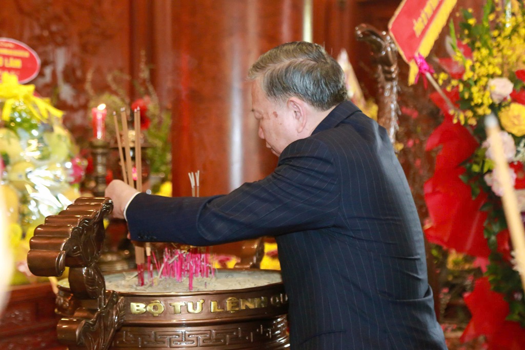 Đồng chí Tổng Bí thư Tô Lâm dâng hương tưởng niệm Chủ tịch Hồ Chí Minh tại Khu Di tích Quốc gia đặc biệt Kim Liên