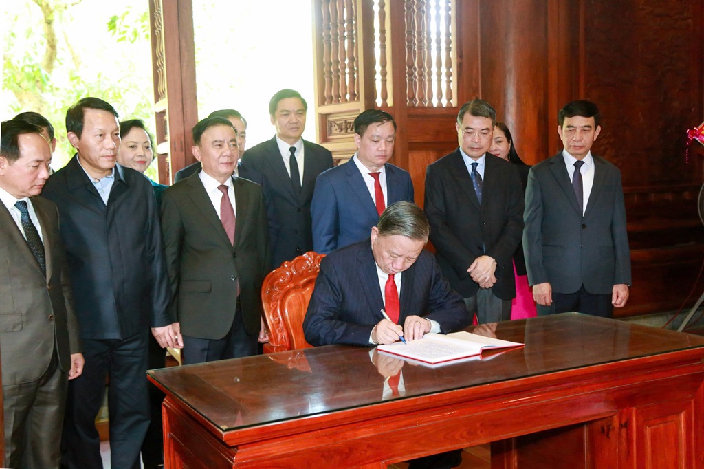 Đồng chí Tổng Bí thư Tô Lâm ghi Sổ vàng lưu niệm Khu Di tích Quốc gia đặc biệt Kim Liên