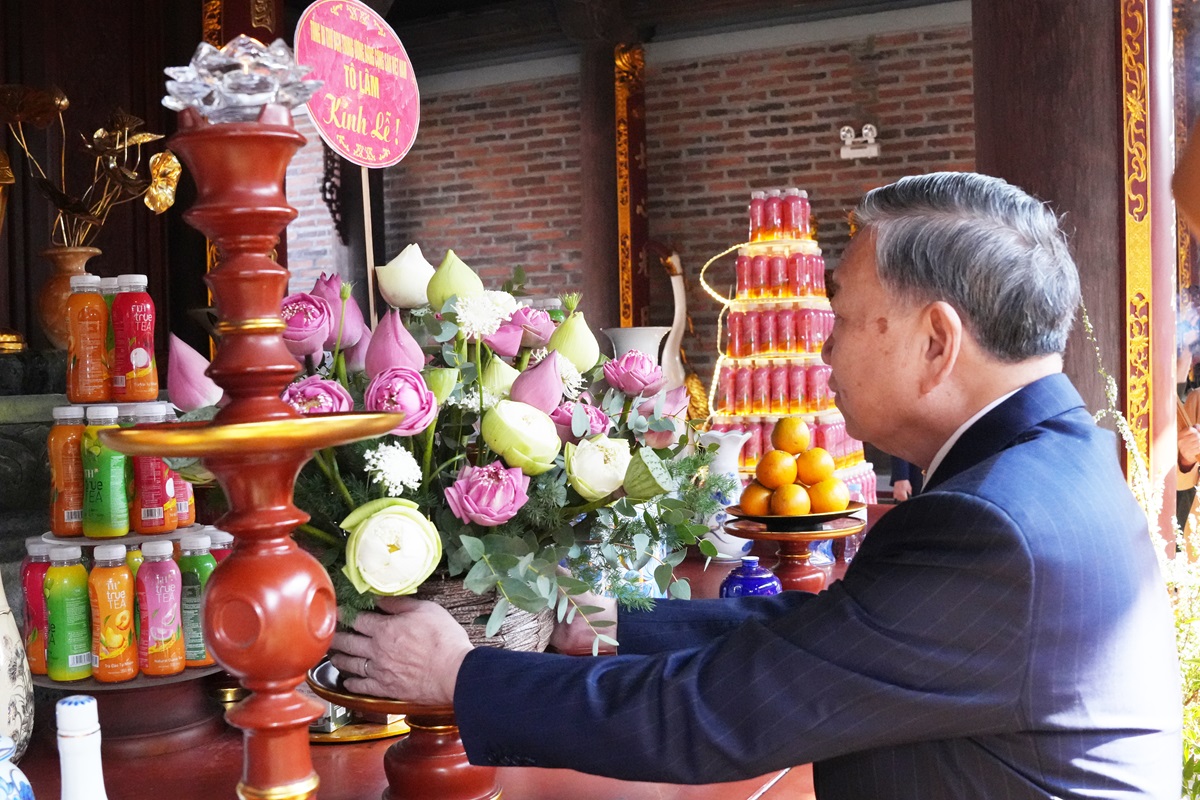 Đồng chí Tổng Bí thư Tô Lâm dâng lễ, dâng hoa, dâng hương tại đền Chung Sơn - đền thờ gia tiên Chủ tịch Hồ Chí Minh