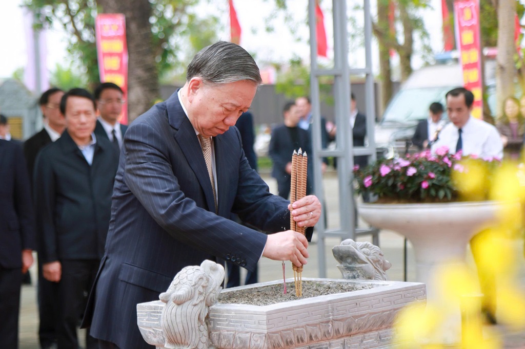 Đồng chí Tổng Bí thư Tô Lâm dâng hương tại mộ tập thể các liệt sĩ Xô viết Nghệ Tĩnh hy sinh ngày 12/9/1930
