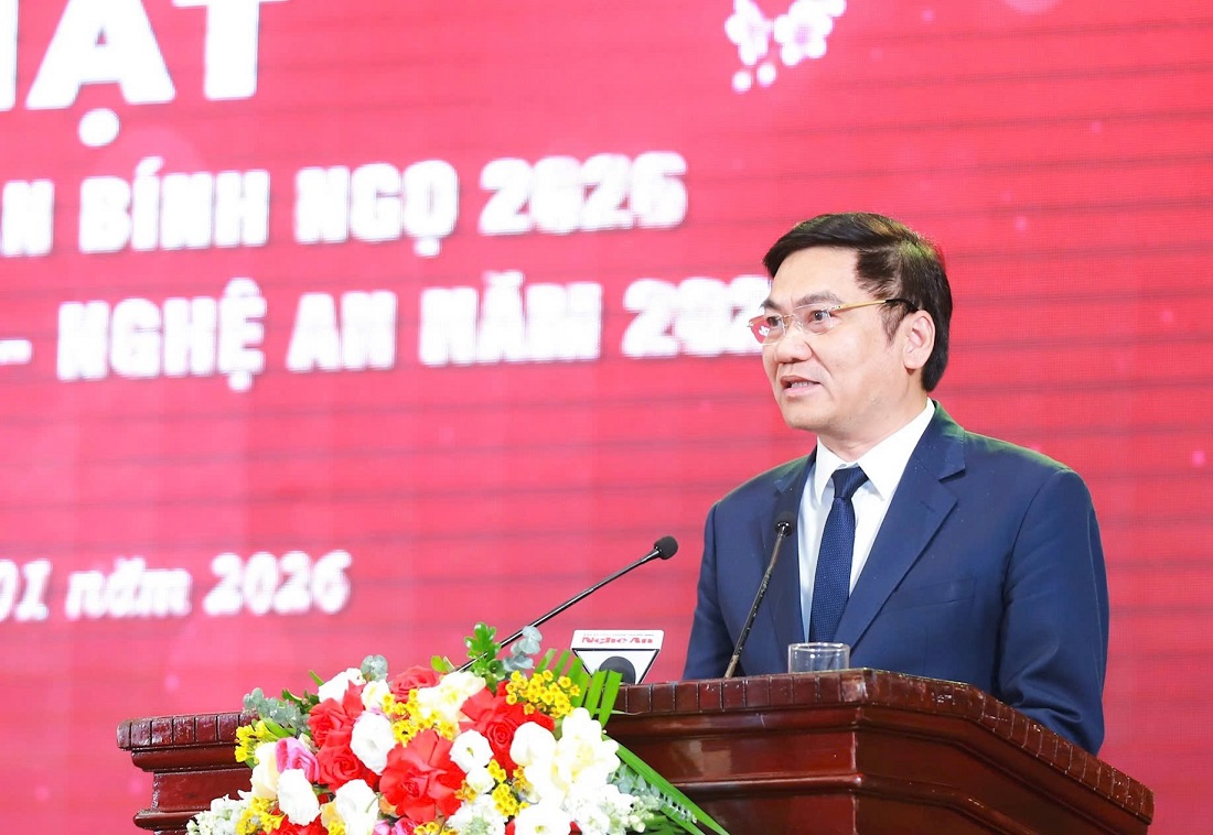 Đồng chí Hoàng Nghĩa Hiếu - Phó Bí thư Thường trực Tỉnh ủy, Chủ tịch HĐND tỉnh, Trưởng ban Chỉ đạo Giải “Búa liềm vàng” tỉnh Nghệ An phát biểu tại buổi lễ