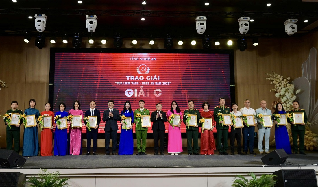 Các đồng chí Ủy viên Ban Thường vụ Tỉnh ủy: Phạm Trọng Hoàng - Trưởng ban Tổ chức Tỉnh ủy; Ngọc Kim Nam - Trưởng ban Tuyên giáo và Dân vận Tỉnh ủy trao giải C đến các tác giả, nhóm tác giả