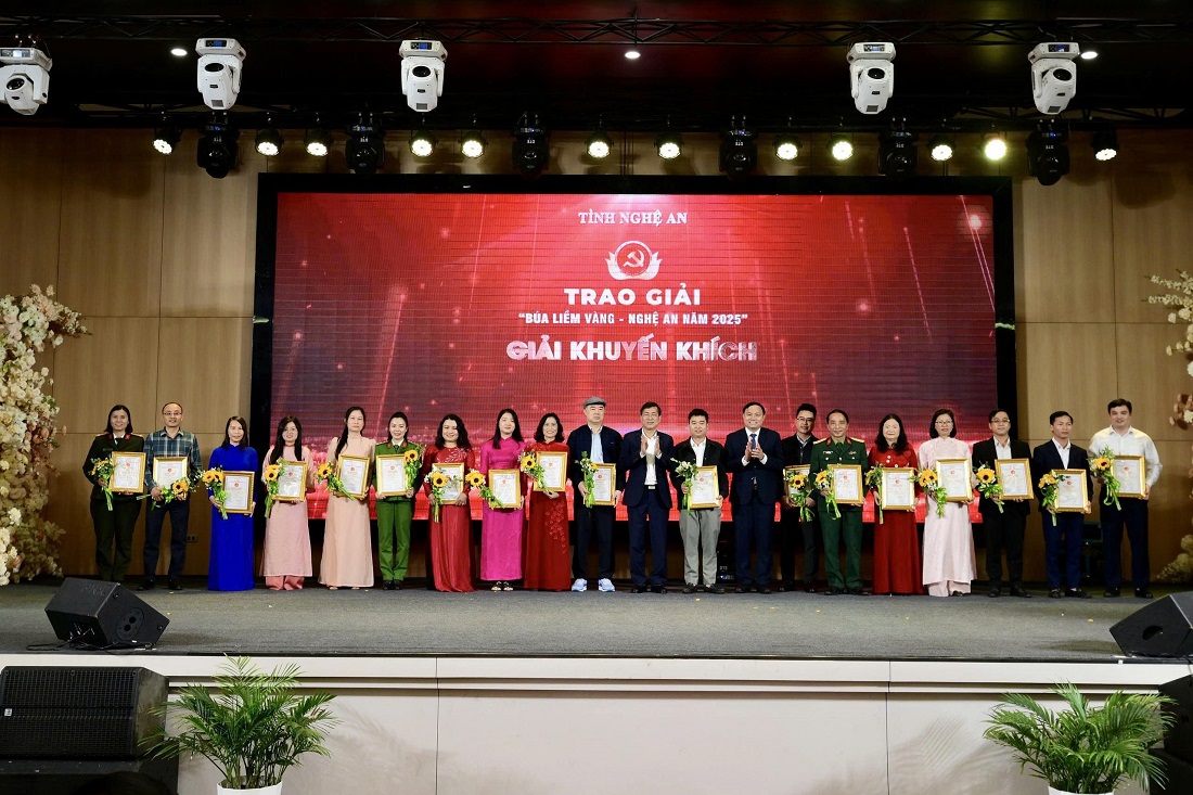 Các đồng chí: Thái Văn Thành - Ủy viên Ban Chấp hành Đảng bộ tỉnh, Phó Chủ tịch UBND tỉnh; Phạm Ngọc Cảnh - Phó Trưởng ban Tuyên giáo và Dân vận Tỉnh ủy trao giải Khuyến khích đến các tác giả, nhóm tác giả