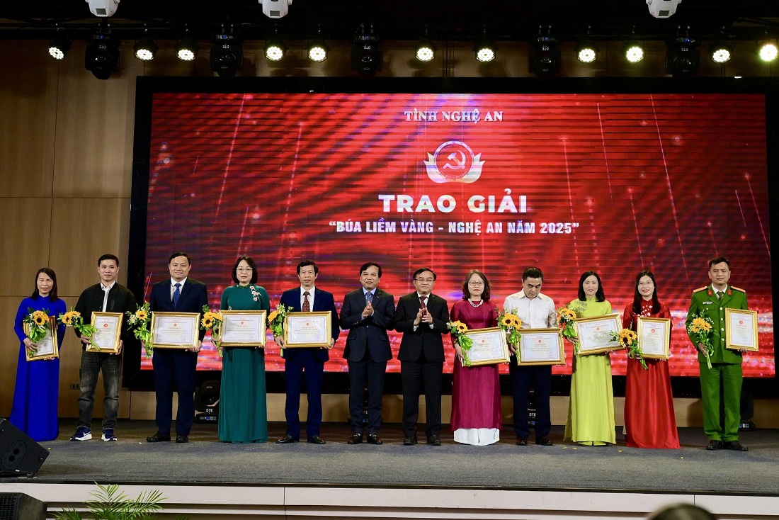 Các đồng chí: Ngọc Kim Nam - Ủy viên Ban Thường vụ Tỉnh ủy, Trưởng ban Tuyên giáo và Dân vận Tỉnh ủy; Nguyễn Như Khôi - Ủy viên Ban Chấp hành Đảng bộ tỉnh, Phó Chủ tịch HĐND tỉnh trao khen thưởng 4 tập thể, 02 cá nhân có thành tích xuất sắc trong công tác tổ chức giải và 05 tác phẩm chuyên đề xuất sắc