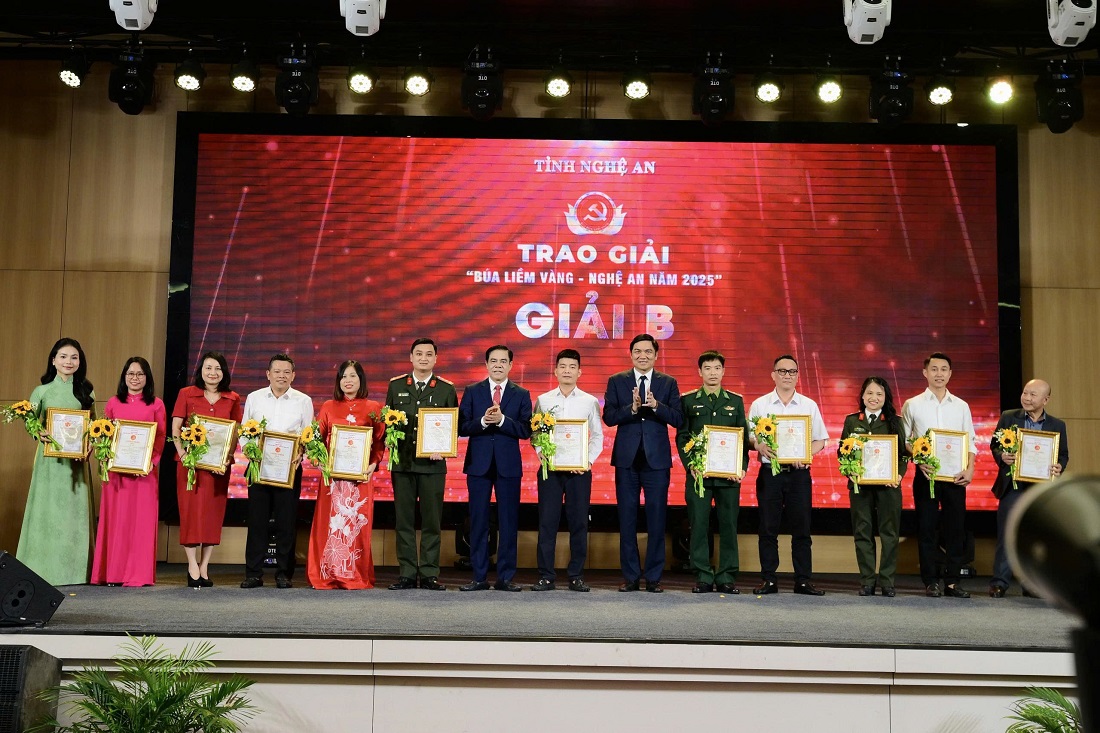 Các đồng chí: Hoàng Nghĩa Hiếu - Phó Bí thư Thường trực Tỉnh ủy, Chủ tịch HĐND tỉnh, Trưởng ban Chỉ đạo Giải Búa liềm vàng tỉnh; Võ Trọng Hải - Phó Bí thư Tỉnh ủy, Chủ tịch UBND tỉnh trao giải B đến các tác giả, nhóm tác giả