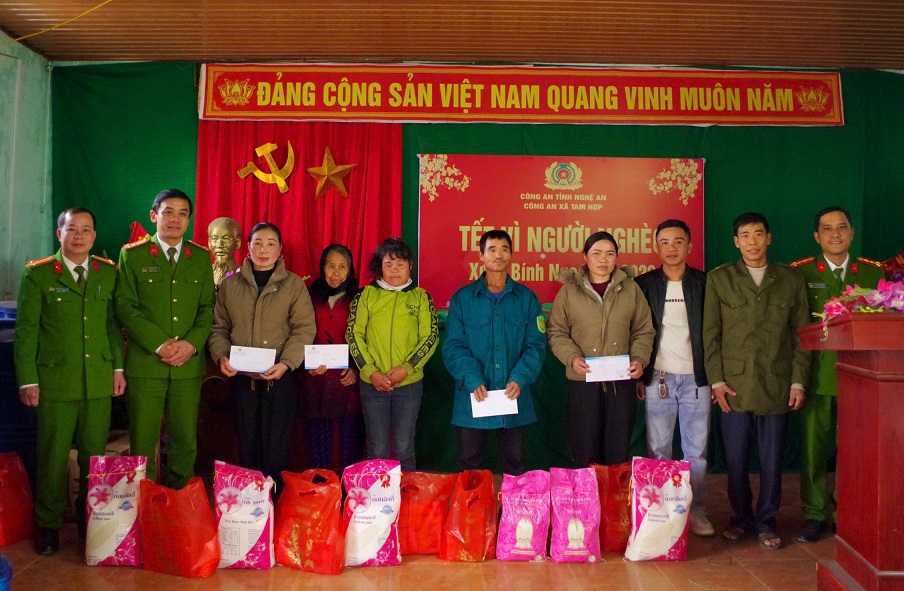 Công an xã trao tặng nhiều suất quà đến hộ gia đình có hoàn cảnh khó khăn