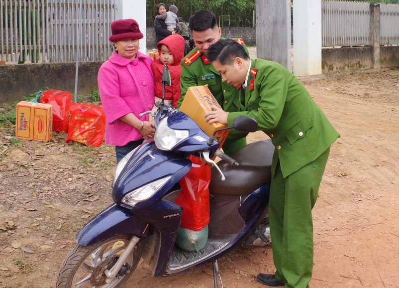Công an xã tận tình hỗ trợ người dân