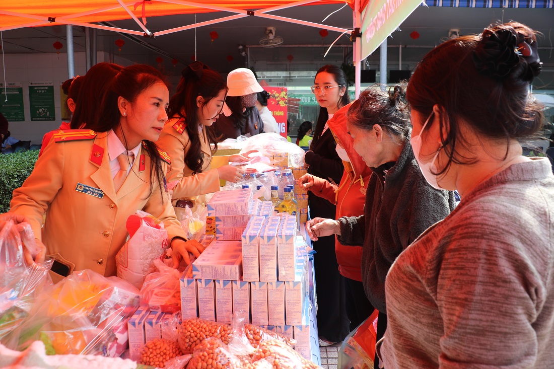 Người bệnh được lựa chọn miễn phí nhu yếu phẩm tại gian hàng “0 đồng”