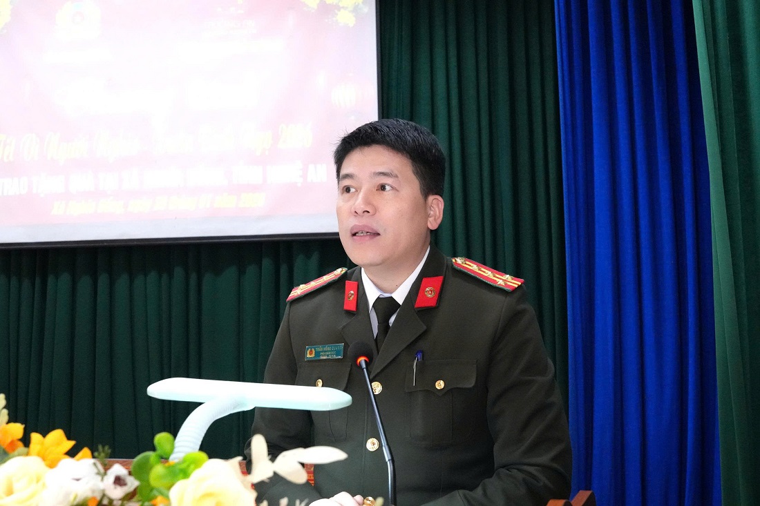 Đồng chí Đại tá Trần Hồng Quang, Phó Giám đốc Công an tỉnh phát biểu tại buổi lễ