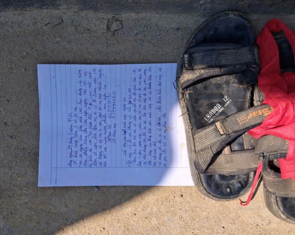 Đồ vật và lá thư mà 03 em học sinh đặt trên cầu để tạo hiện trường giả