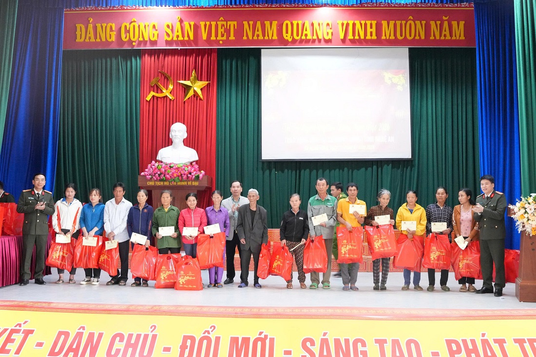 Trao quà Tết tặng hộ gia đình có hoàn cảnh khó khăn ở xã Nghĩa Đồng