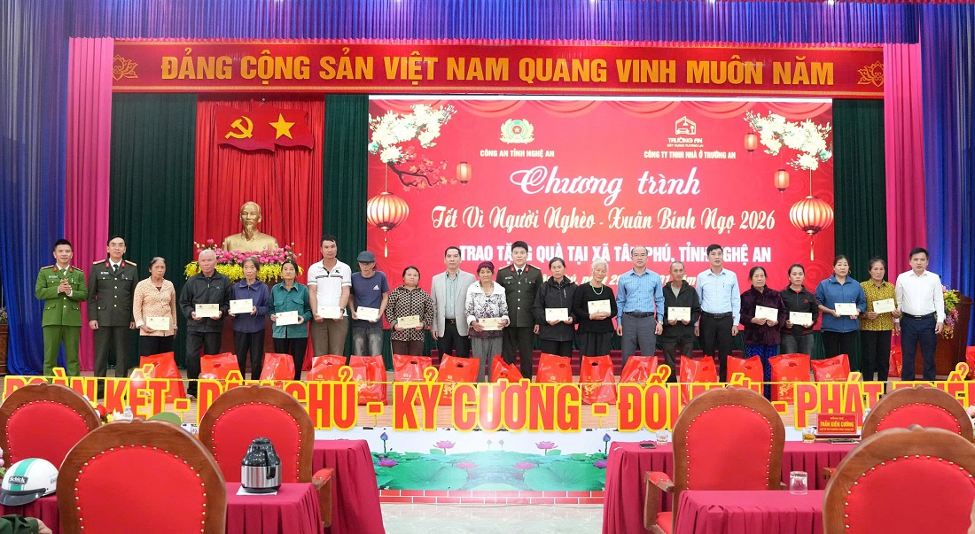 Trao quà Tết tặng hộ gia đình có hoàn cảnh khó khăn ở xã Tân Phú