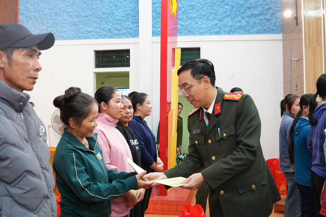 Trao quà Tết tặng hộ gia đình có hoàn cảnh khó khăn ở xã Tân Kỳ