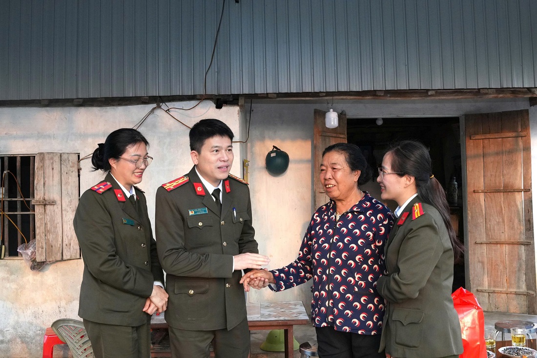 Đoàn trao quà tới bà Dương Thị Yến (82 tuổi) xã Tân Kỳ, thuộc diện hoàn cảnh khó khăn