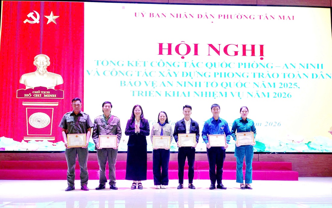 Khen thưởng tập thể, cá nhân đạt thành tích xuất sắc