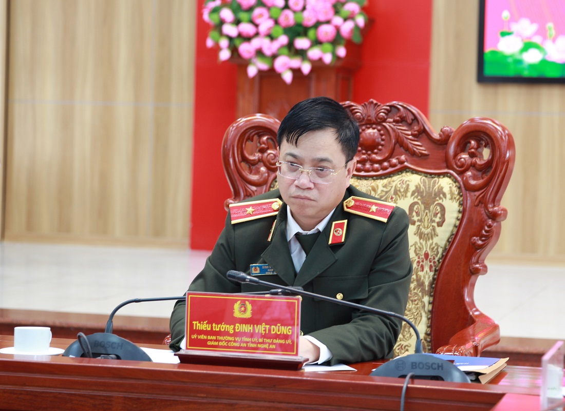 Đồng chí Thiếu tướng Đinh Việt Dũng, Ủy viên Ban Thường vụ Tỉnh ủy, Bí thư Đảng ủy, Giám đốc Công an tỉnh  chủ trì Hội nghị tại điểm cầu Công an tỉnh Nghệ An