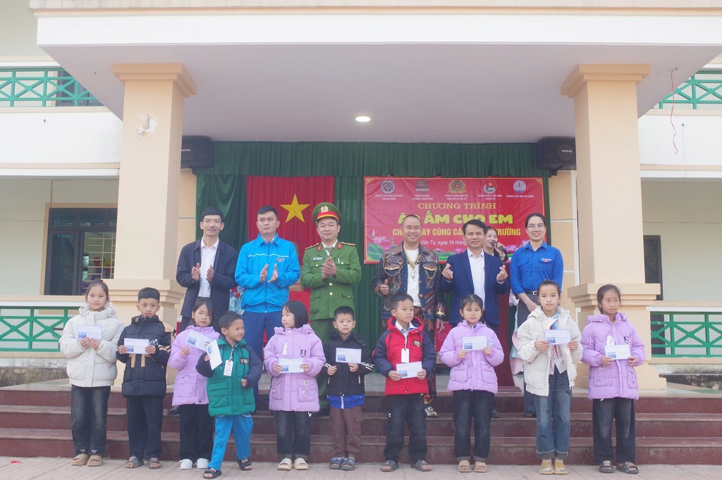 Công an xã trao nhiều phần quà đến các em học sinh