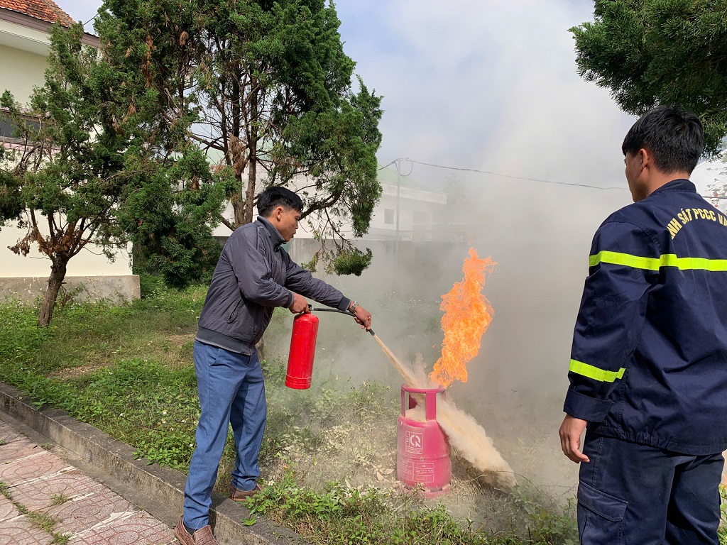 Công an xã hướng dẫn người dân thực hành ngay sau buổi tập huấn