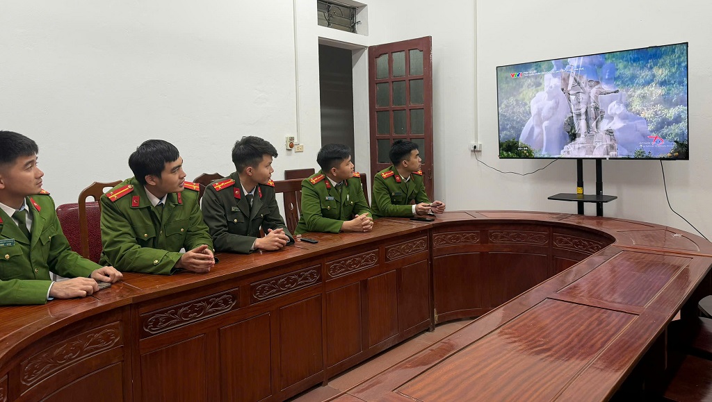 Công an xã tổ chức xem phim tư liệu về Bộ trưởng Trần Quốc Hoàn