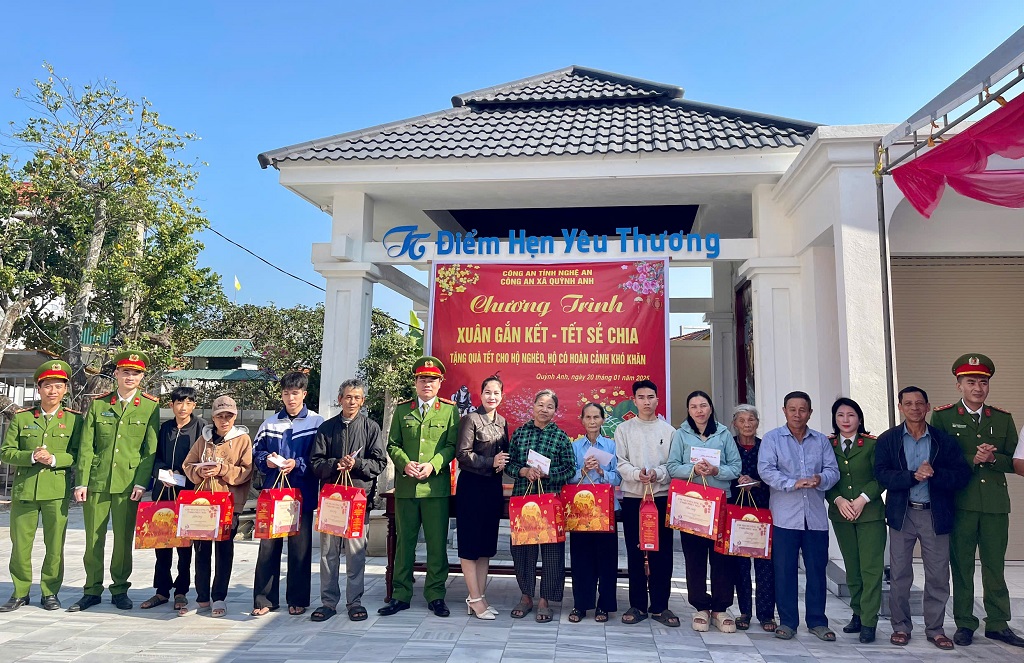 Công an xã trao quà đến những hộ hoàn cảnh khó khăn