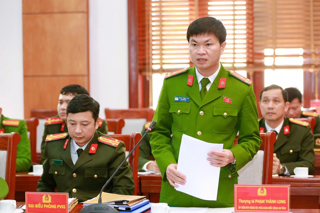 Đồng chí Thượng tá Phạm Thành Long, Phó Giám đốc Công an tỉnh phát biểu tại Hội nghị