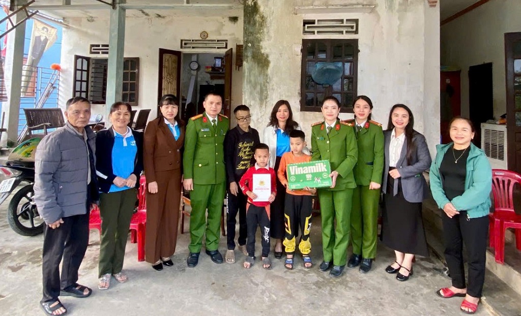 Chi hội Phụ nữ Công an phường Vinh Hưng trao quà 01 triệu đồng và bánh kẹo, sữa  tặng 02 cháu: Nguyễn Trần Khắc Duy, Nguyễn Trần Khắc Bảo